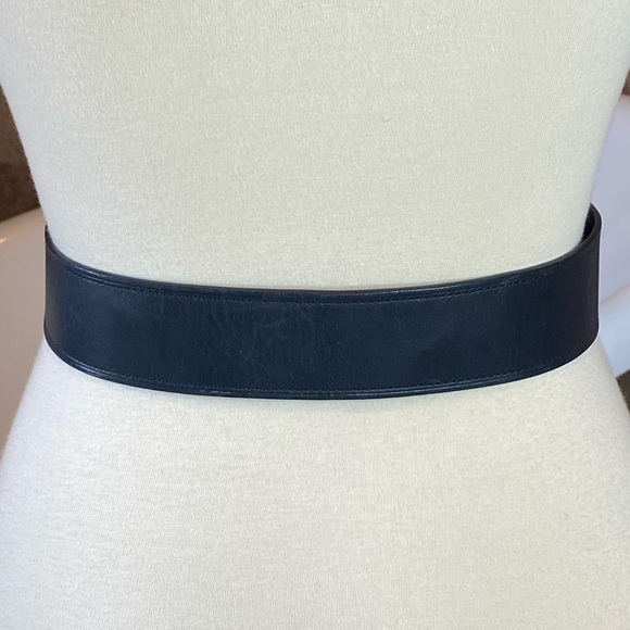 Yves Saint Laurent black leather buckle belt - Picture 2 of 7